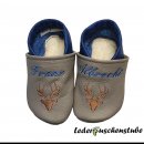 Lederpuschen steingrau-jeansblau mit Namen jeansblau beiderseits am Spann und Stickerei Hirsch (braun)